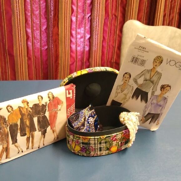 Vogue Pattern Set with Floral Box Four Beaded Applique Embellishments - Picture 1 of 9